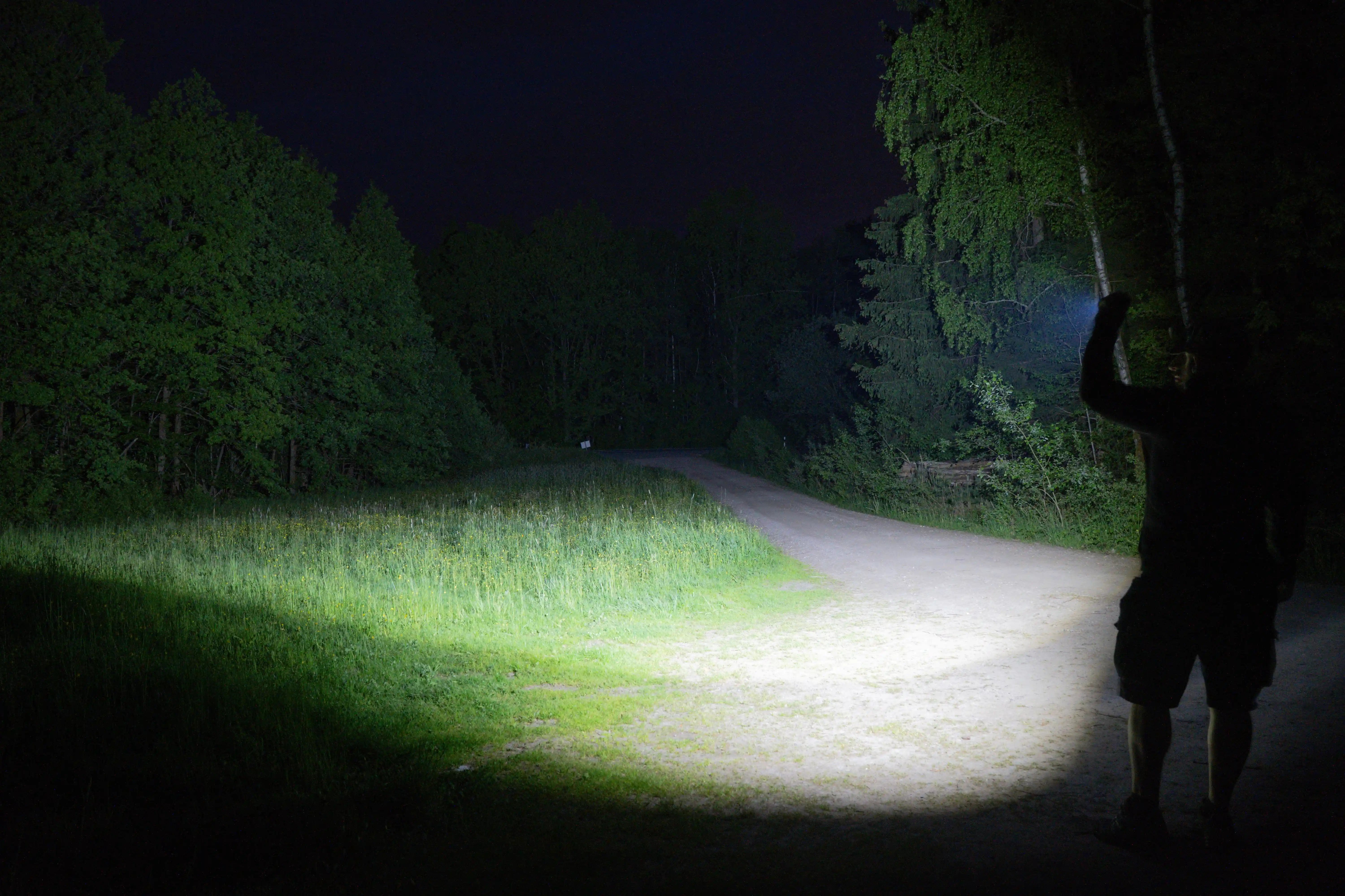 Brinyte ZT40 tactical flashlight flood mode beam display for search and rescue